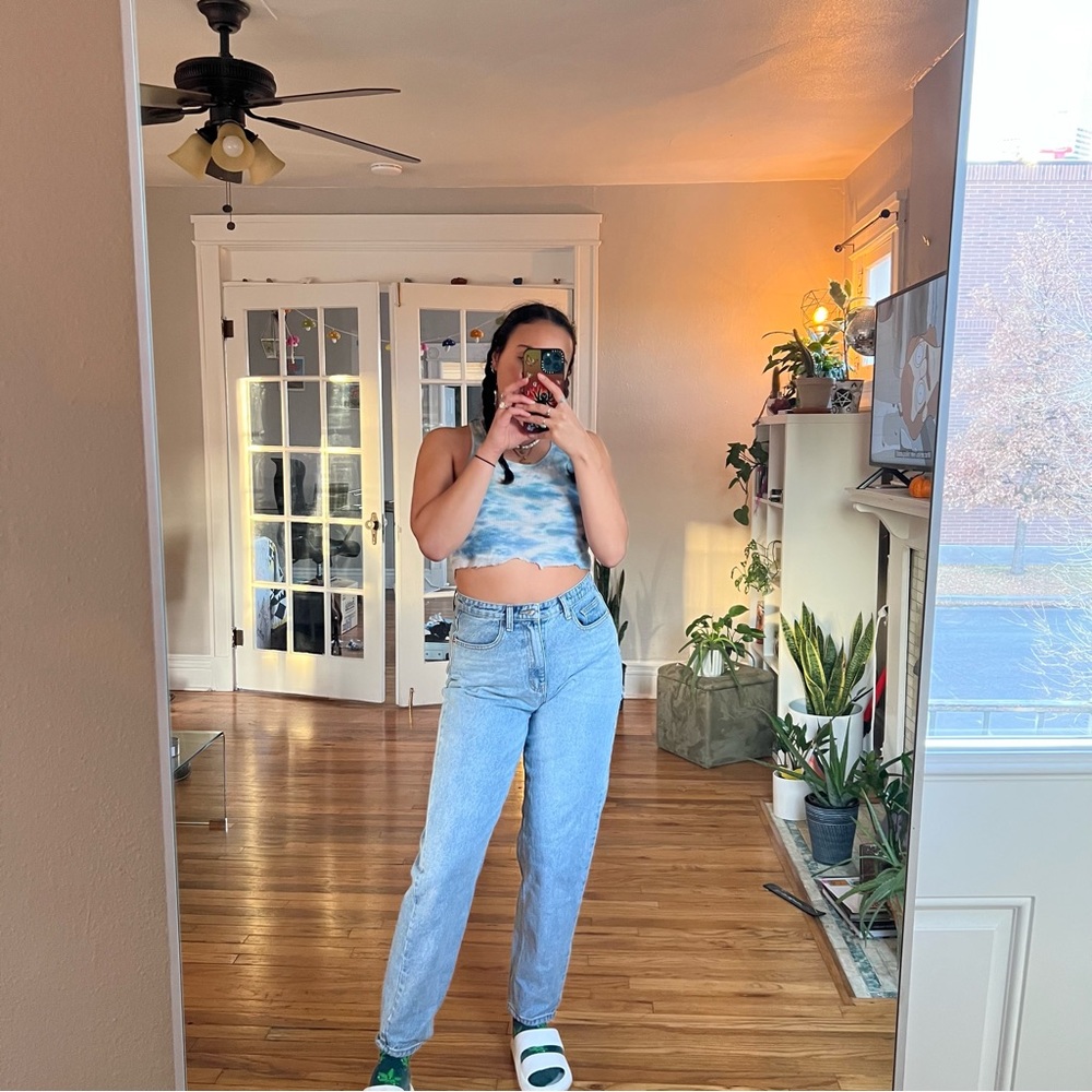 PRETTY LITTLE THING RIPPED BUTT MOM JEANS